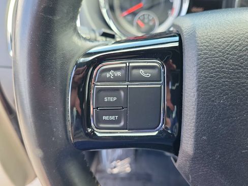 Used 2019 Dodge Grand Caravan SXT FWD image 18