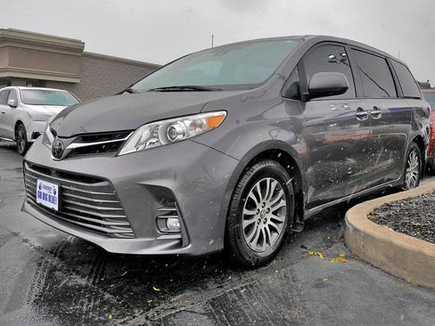 Used 2020 Toyota Sienna XLE Premium image 3