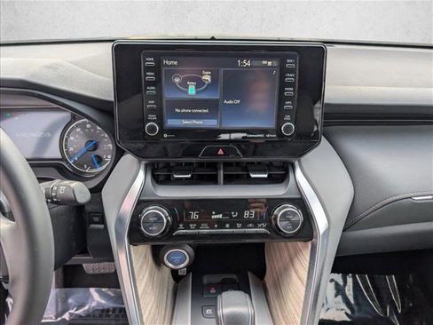 Used 2022 Toyota Venza XLE image 18