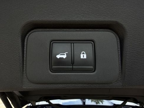 Used 2025 Nissan Rogue SV FWD image 29