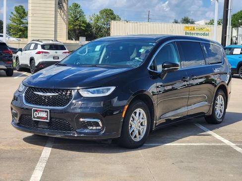 Used 2024 Chrysler Pacifica Touring-L FWD image 3