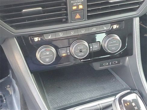 Certified 2023 Volkswagen Jetta SE w/ Panoramic Sunroof Package image 25