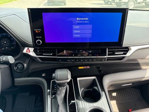 Certified 2025 Toyota Sienna XLE Woodland Edition image 28