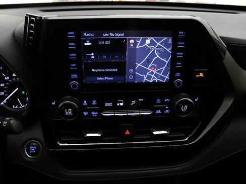 Used 2021 Toyota Highlander XLE AWD/4WD image 18