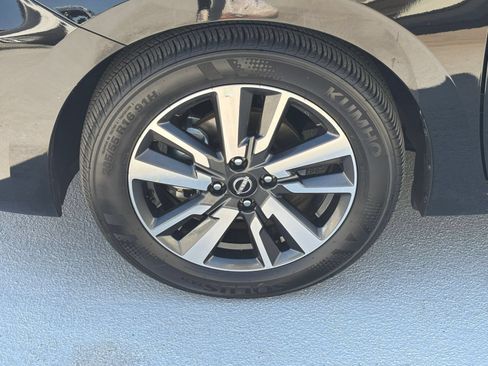 Used 2025 Nissan Versa SV FWD image 28