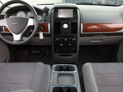 Used 2008 Chrysler Town & Country Touring w/ Entertainment Group #2 FWD image 21