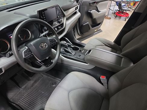 Used 2021 Toyota Highlander L image 17