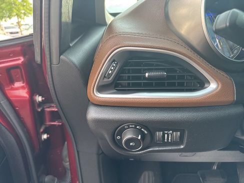 Used 2017 Chrysler Pacifica Limited FWD image 12