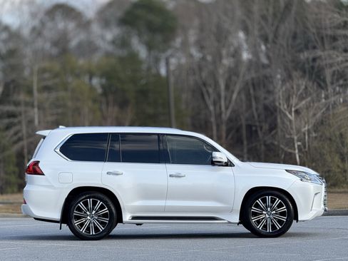 Used 2020 Lexus LX 570 4WD w/ Luxury Package image 11