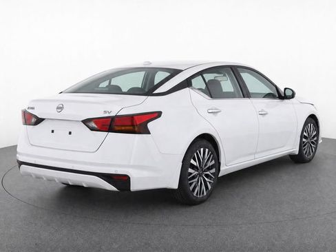 Used 2024 Nissan Altima 2.5 SV FWD image 6
