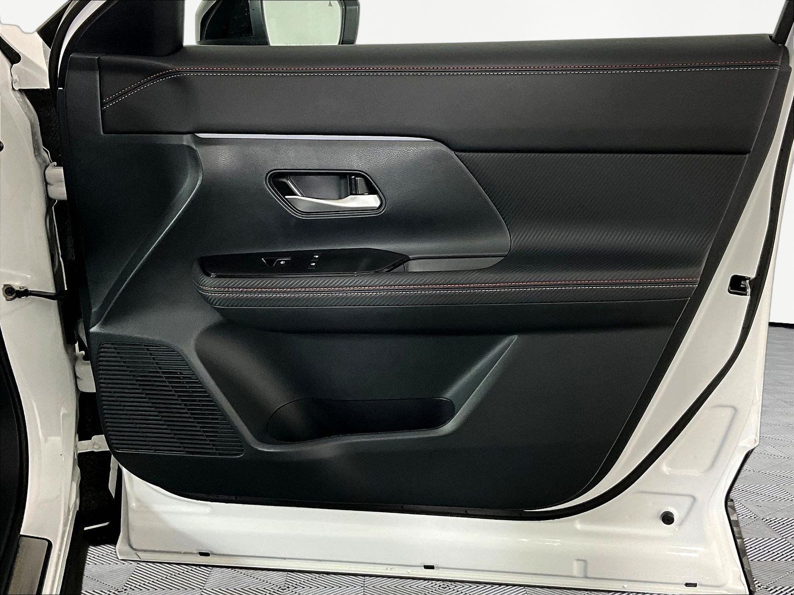 Used 2025 Nissan Kicks SR w/ SR Premium Package AWD/4WD image 28