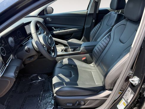 Certified 2025 Hyundai Elantra Limited FWD image 10