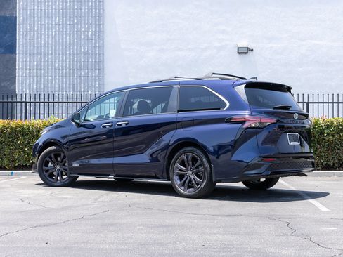 Used 2021 Toyota Sienna XSE FWD image 11