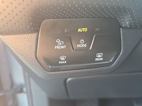 Used 2024 Volkswagen Atlas Cross Sport SE image 28