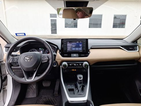 Used 2022 Toyota RAV4 XLE Premium image 19