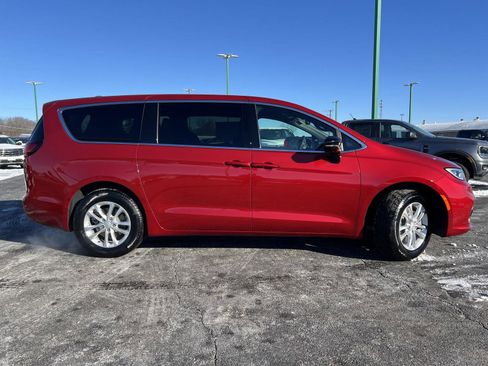 New 2026 Chrysler Pacifica Select image 3