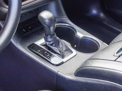 Used 2019 Toyota Highlander LE w/ Carpet Mat Package (TMS) image 17