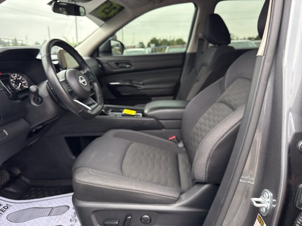 Used 2025 Nissan Pathfinder SV w/ SV Premium Package FWD image 22