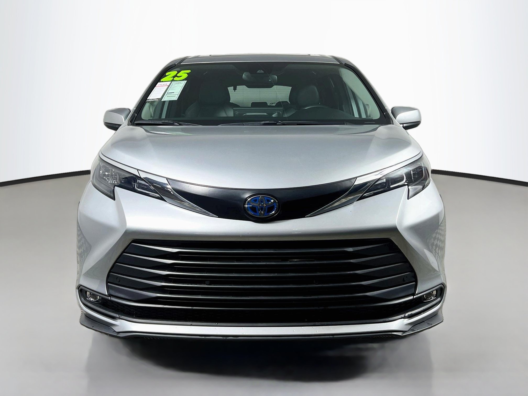 Used 2025 Toyota Sienna XLE w/ XLE Plus Package FWD image 11