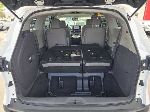 Used 2023 Toyota Sienna LE FWD image 17