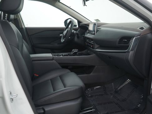 Used 2023 Nissan Rogue SV w/ SV Premium B Package image 13