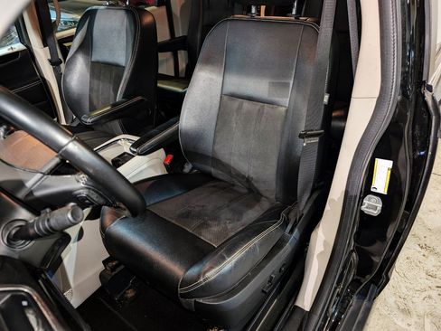 Used 2019 Dodge Grand Caravan SXT FWD image 17
