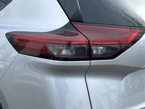 Used 2023 Nissan Rogue SV image 12