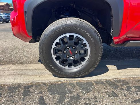 Used 2025 Toyota Tacoma TRD Off-Road w/ TRD Off Road Premium Package AWD/4WD image 28