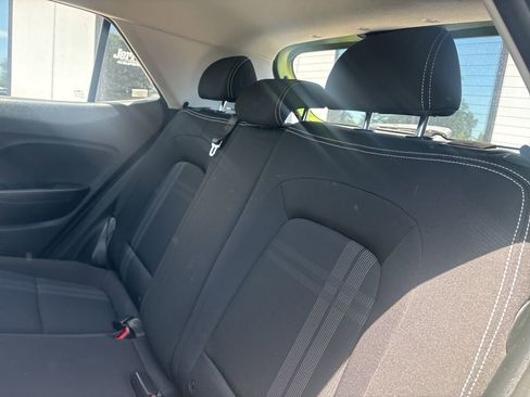 Used 2023 Hyundai Venue SEL FWD image 5