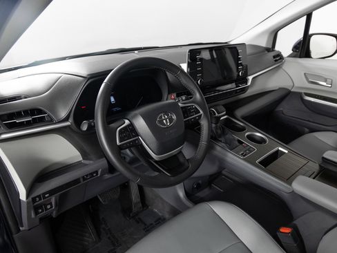 Used 2023 Toyota Sienna XLE image 13