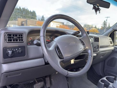 Used 2002 Ford F250 Lariat image 2