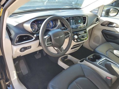 Used 2024 Chrysler Pacifica Touring-L image 30