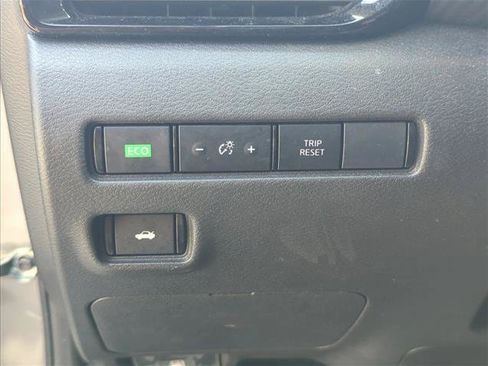 Used 2025 Nissan Sentra SV FWD image 11