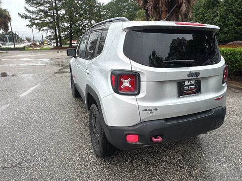 Used 2017 Jeep Renegade Trailhawk AWD/4WD image 10