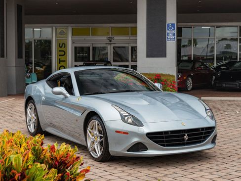 Used 2016 Ferrari California T RWD image 25
