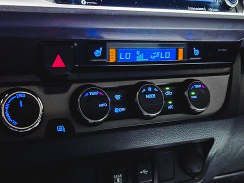 Used 2020 Toyota Tacoma TRD Off-Road AWD/4WD image 27
