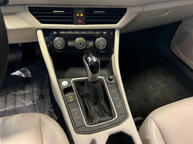 Certified 2024 Volkswagen Jetta SE FWD image 27