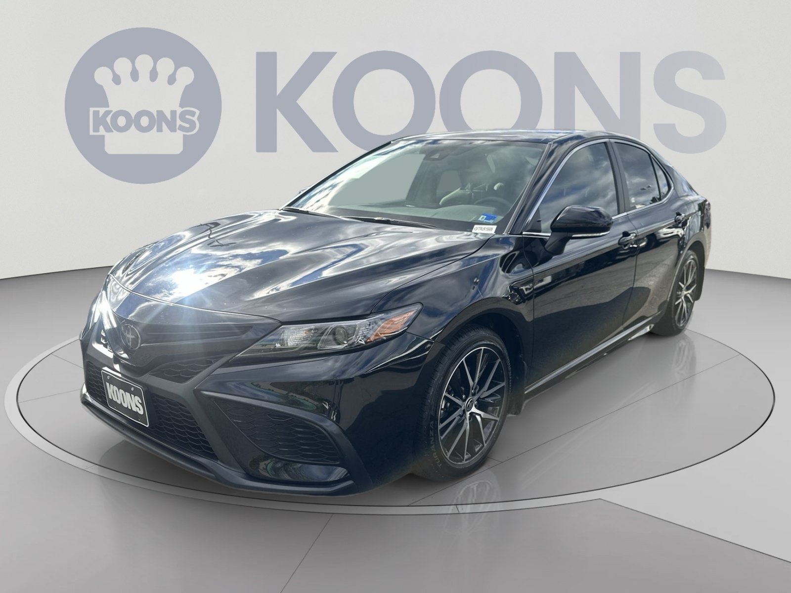 Used 2024 Toyota Camry SE w/ Cold Weather Package FWD image 1