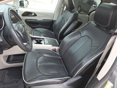 Used 2023 Chrysler Pacifica Limited image 26