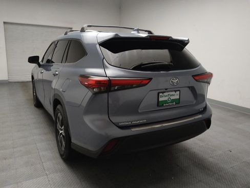 Used 2022 Toyota Highlander XLE FWD image 6