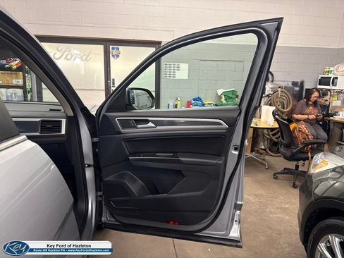 Used 2021 Volkswagen Atlas SE w/ Panoramic Sunroof Package AWD/4WD image 35
