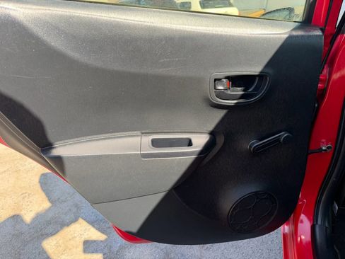 Used 2013 Toyota Yaris L FWD image 12
