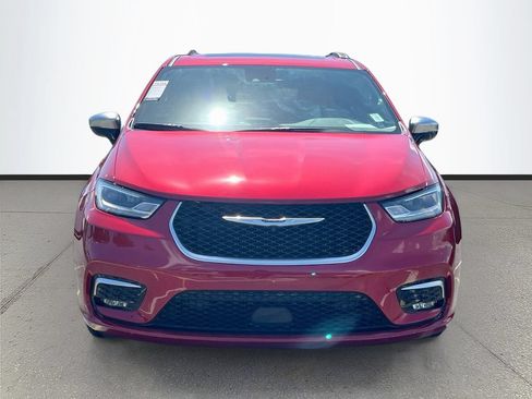 Used 2025 Chrysler Pacifica Pinnacle FWD image 2