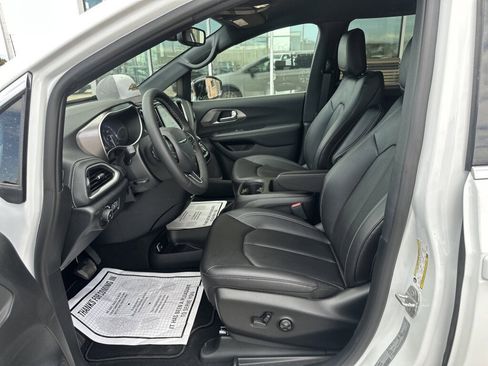 New 2026 Chrysler Pacifica Select image 14
