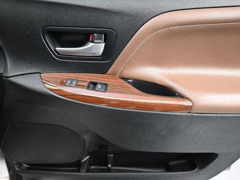 Used 2018 Toyota Sienna Limited image 51