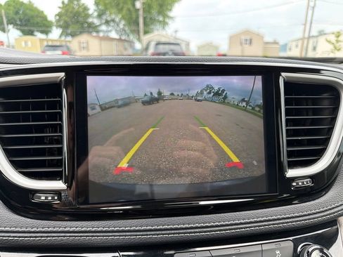 Used 2024 Chrysler Pacifica Limited FWD image 19