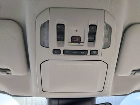 Used 2025 Toyota Highlander XLE FWD image 28