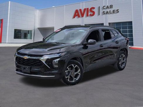 Used 2025 Chevrolet Trax LT w/ LT Convenience Package FWD image 1