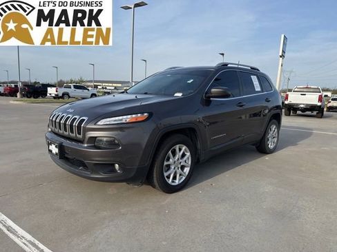 Used 2018 Jeep Cherokee Latitude Plus image 2