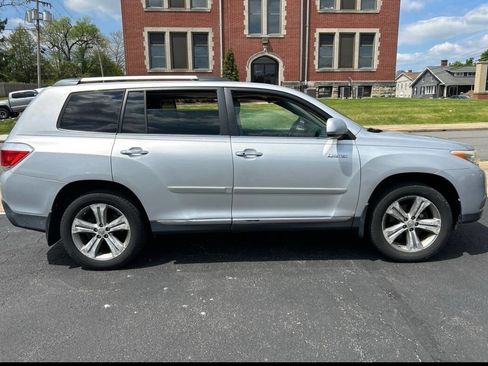 Used 2011 Toyota Highlander Limited w/ Tow Pkg AWD/4WD image 2